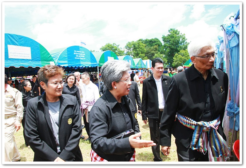 ﻿รัฐมนตรีว่าการกระทรวงยุติธรรม พบปะประชาชนที่เข้าร่วมโครงการ “ยุติธรรมสู่หมู่บ้าน นำบริการรัฐสู่ประชาชน ครั้งที่ 6 ประจำปีงบประมาณ พ.ศ. 2560” 